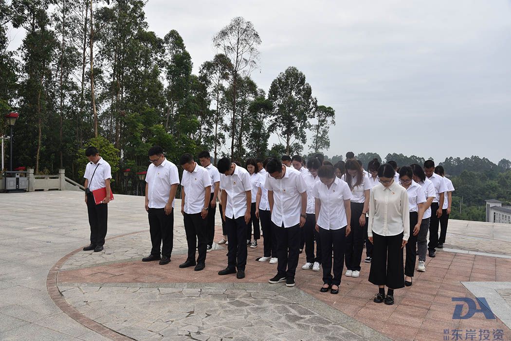 走進(jìn)紅色西山、牢記革命歷史